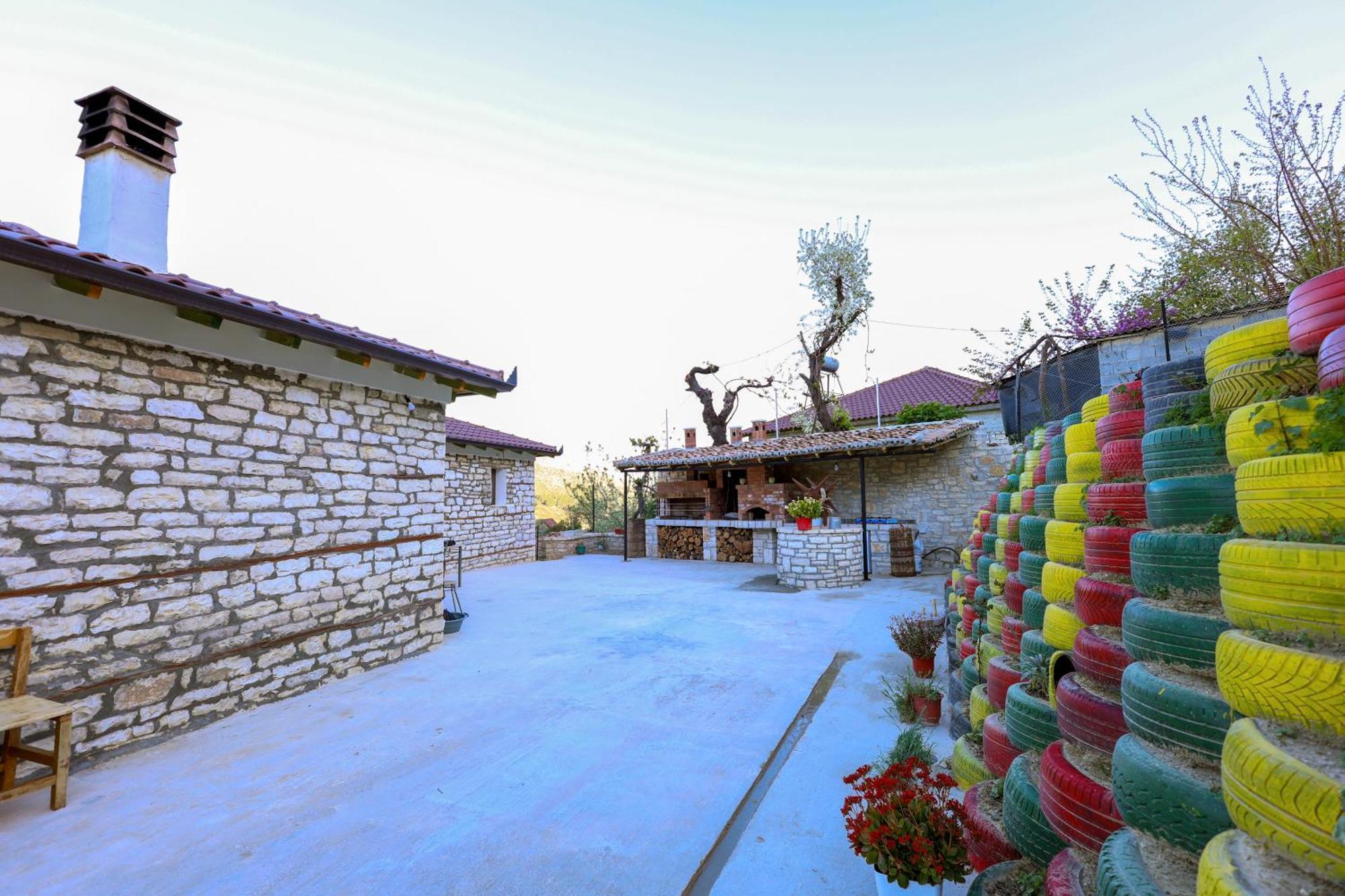 Villa Shpiragu Village Experience بيرات المظهر الخارجي الصورة