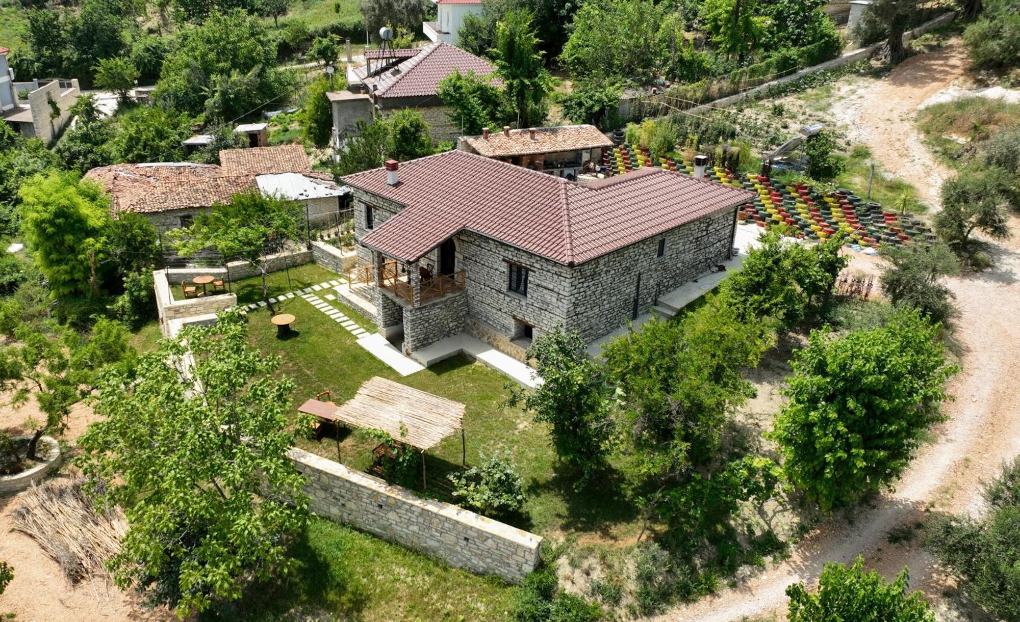 Villa Shpiragu Village Experience بيرات المظهر الخارجي الصورة