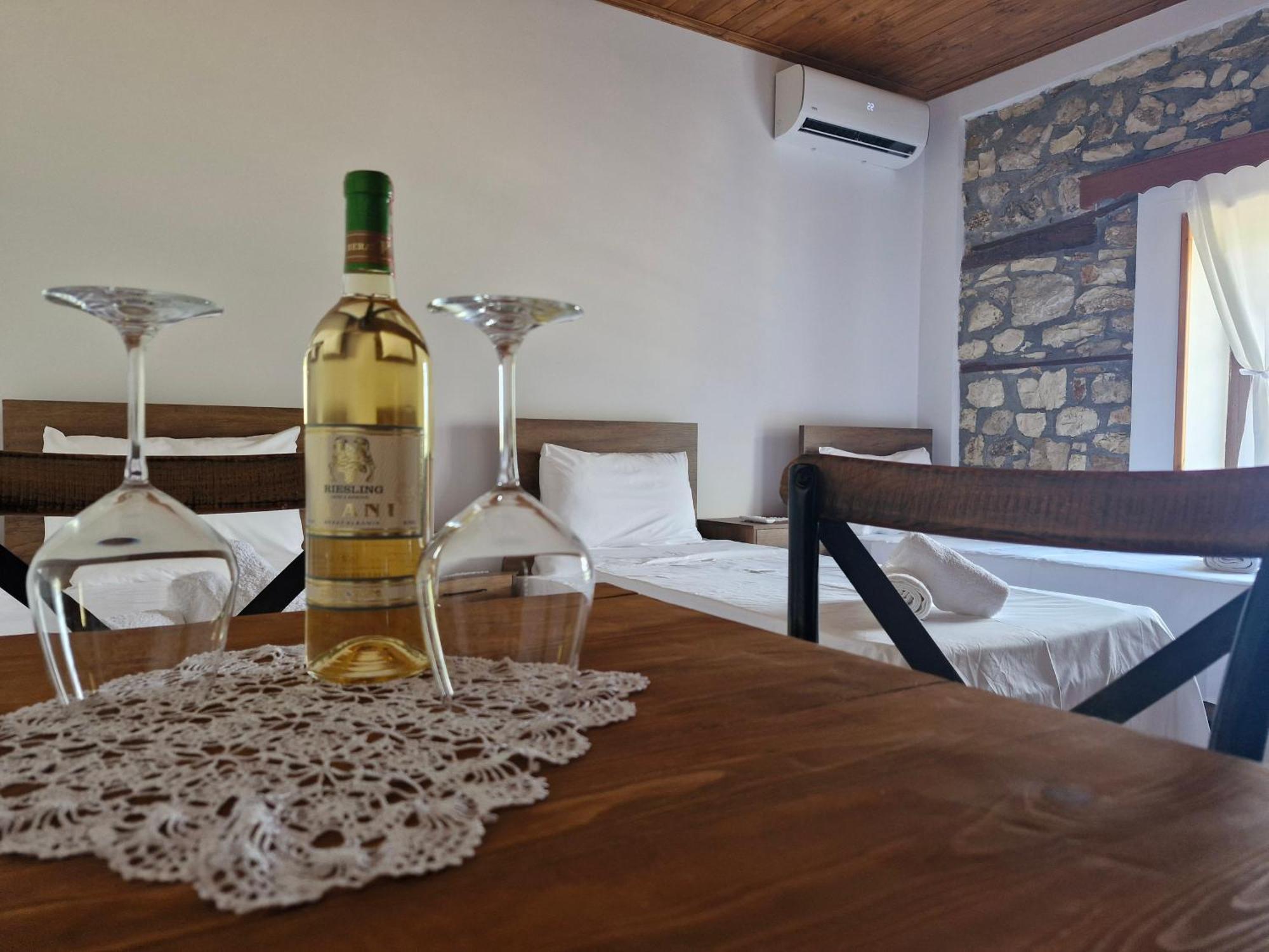 Villa Shpiragu Village Experience بيرات الغرفة الصورة