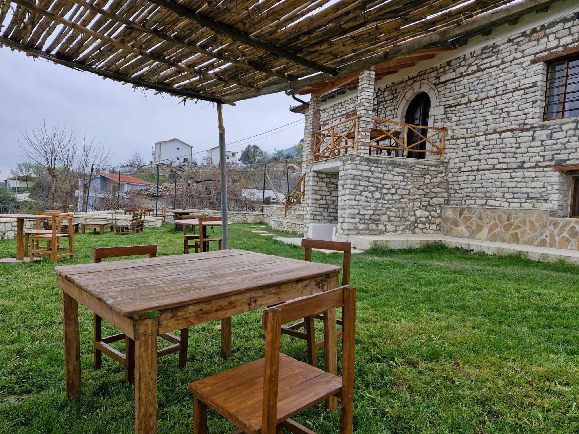 Villa Shpiragu Village Experience بيرات الغرفة الصورة